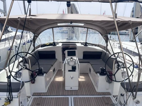 Velero para alquilar Lávrio al mejor precio