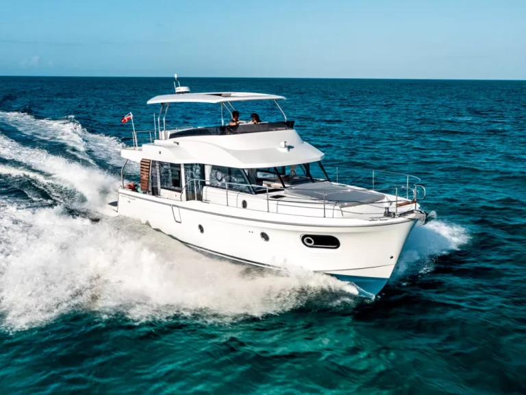 Alquiler de barcos Capri barato de Swift Trawler 48