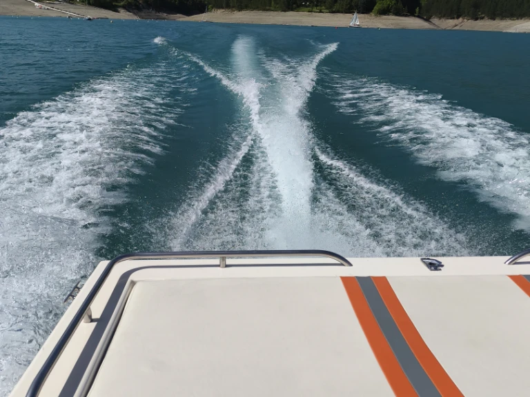 Alquiler de embarcaciones Monterey Cuddy cabine  enChorges en Samboat