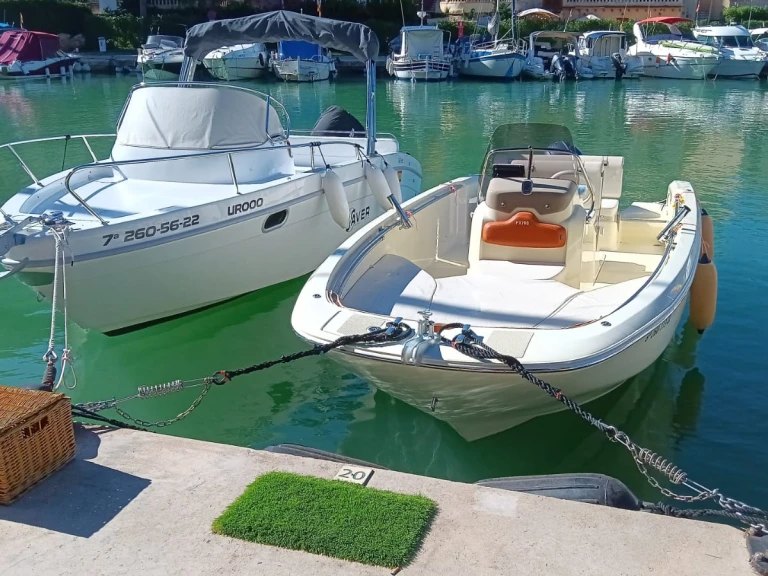 Invictus  FX 190 de alquiler a Club Nàutic Santa Ponsa