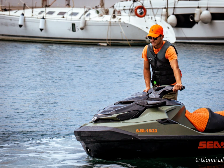 Alquiler de Bombardier GTX PRO 130 en Puerto Deportivo de Marbella