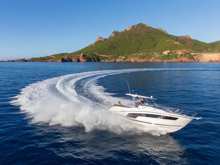 Alquiler de embarcaciones Jeanneau Cap Camarat 10.5 WA enTivat en Samboat