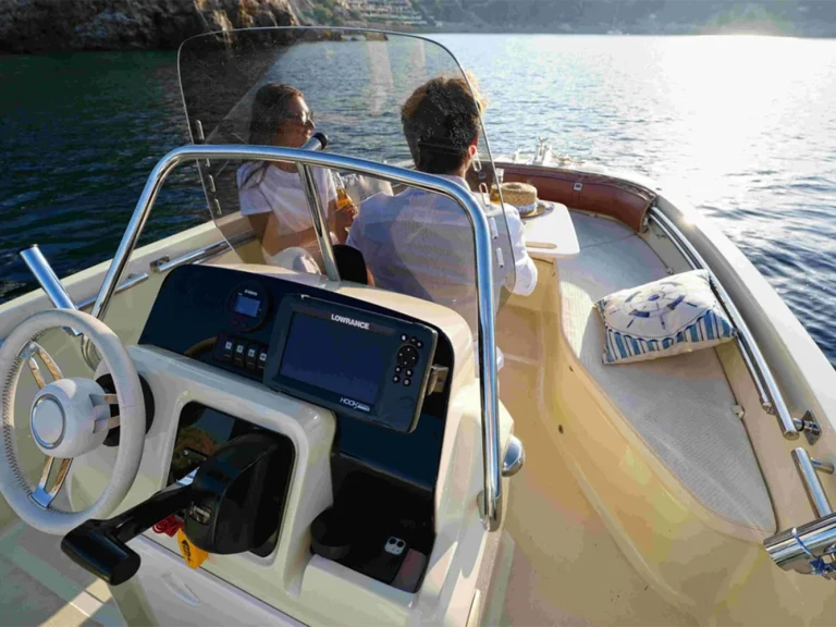 Alquiler de Lancha, con o sin patrón Invictus  Marina de Palamós