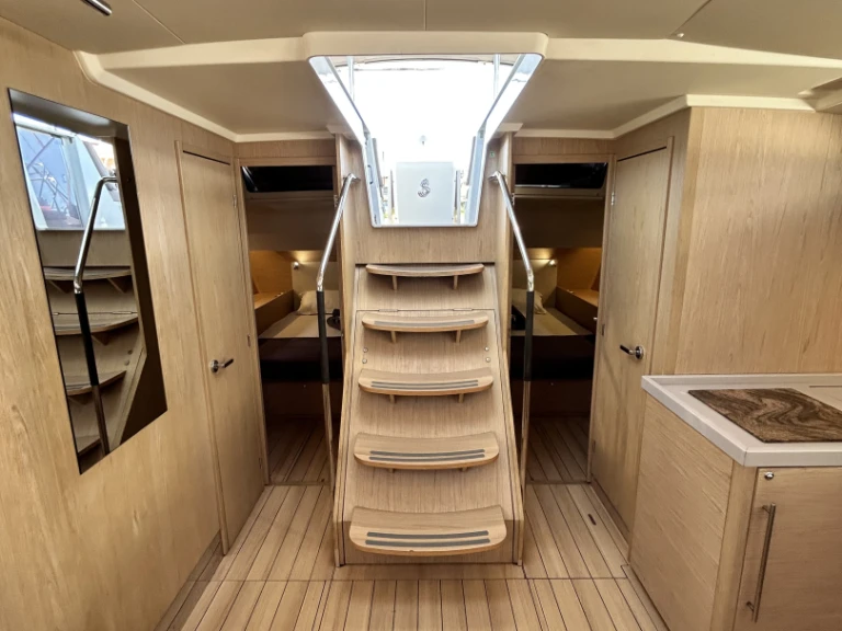 Alquiler de Bénéteau Oceanis 51.1 en Gouviá