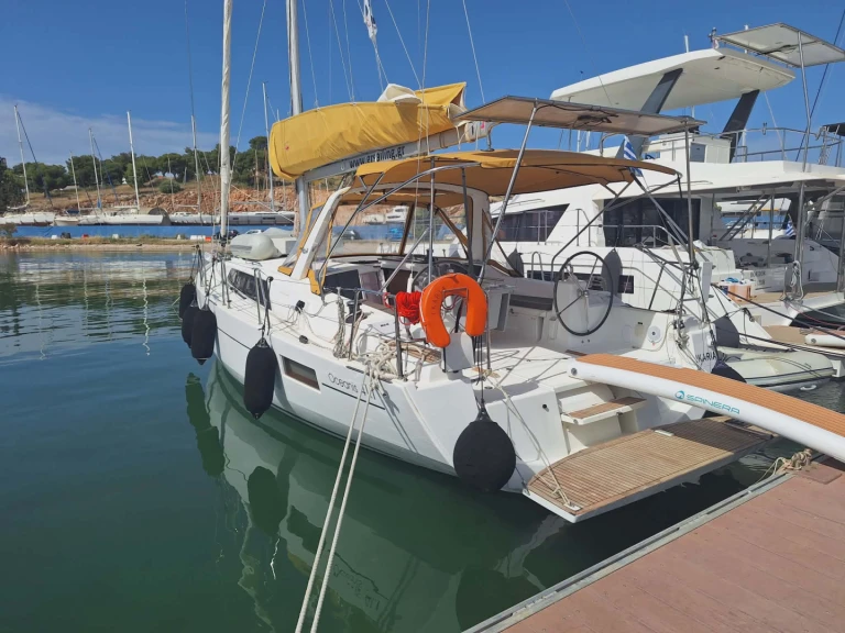 Alquiler de embarcaciones Bénéteau Oceanis 41.1 enNéa Péramos en Samboat