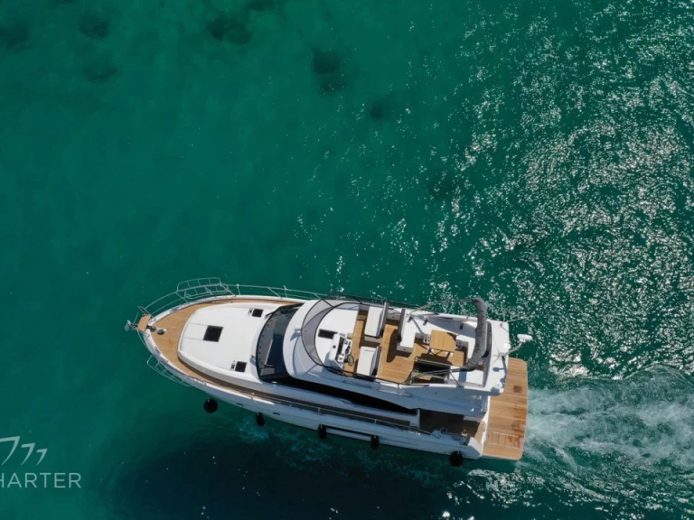 Alquiler de Bavaria Virtess 420 Fly en Punat