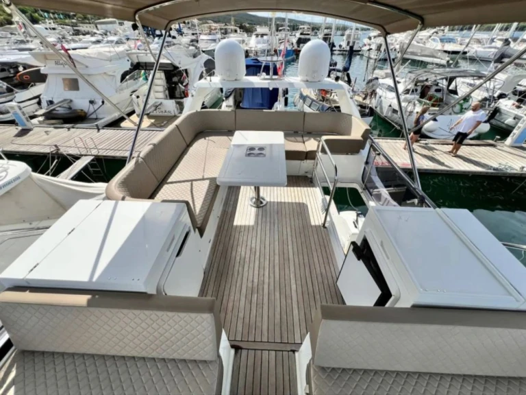 Galeon Galeon 420 Fly - 3 cab. de alquiler a Punat