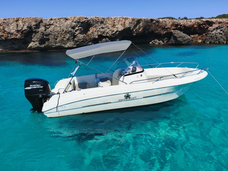 Alquiler de Pacific Craft Pacific Craft 670 Open en Cala en Bosch