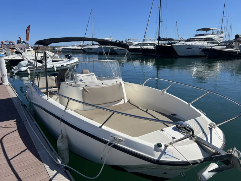 Alquiler de Quicksilver Activ 675 Open Sport en Cannes