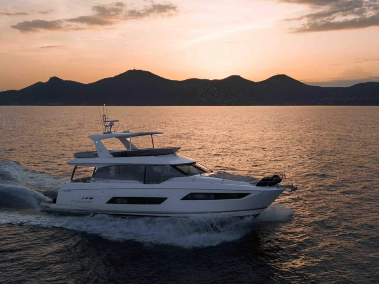 Alquiler de Yate de lujo, con o sin patrón Prestige Yachts Mónaco
