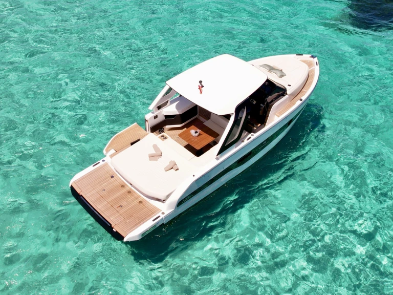 Alquiler de embarcaciones Cranchi A32 enIbiza (Ciudad) en Samboat