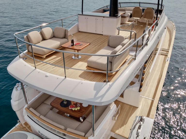 Alquiler de barcos Podstrana barato de Azimut Magellano 66