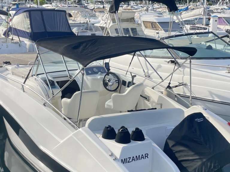 Alquiler de Rio Rio 650 Day Cruiser en Nice