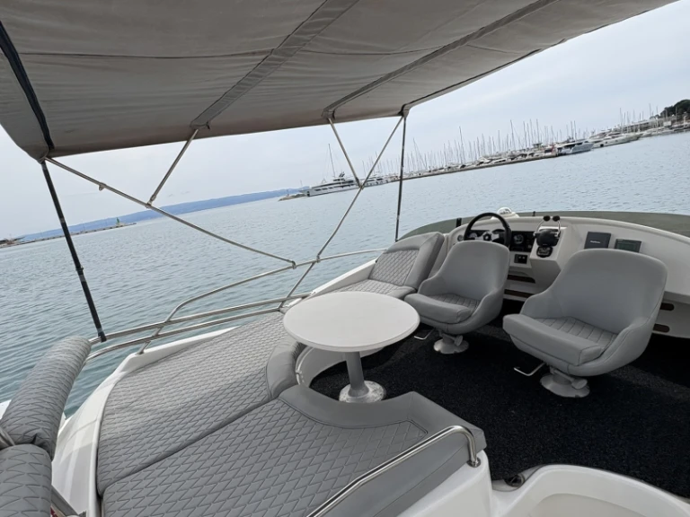 Alquiler de embarcaciones Jeanneau Prestige 32 Fly enSplit Port en Samboat