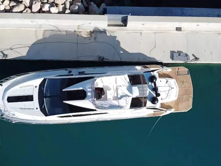 Alquiler de Galeon Galeon 700 Skydeck - 4 + 1 cab. en Novi Vinodolski