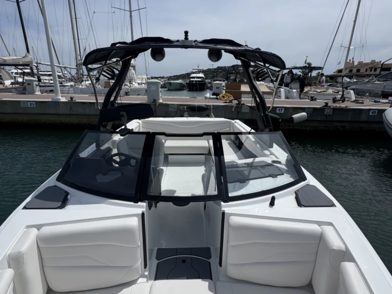 Axis T220 de alquiler a Port des Marines de Cogolin