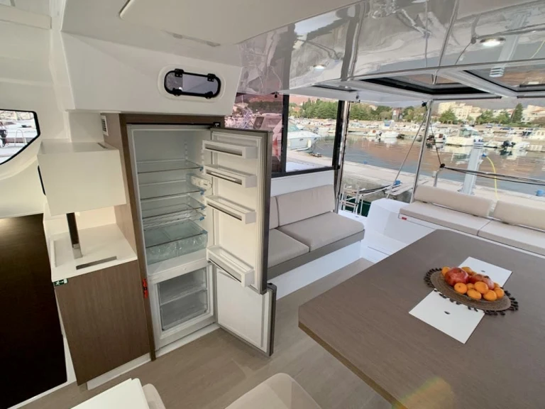 Catamarán para alquilar Mrčevac al mejor precio