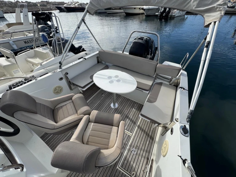 Jeanneau Cap Camarat 7.5 WA Serie 2 de alquiler a Empuriabrava