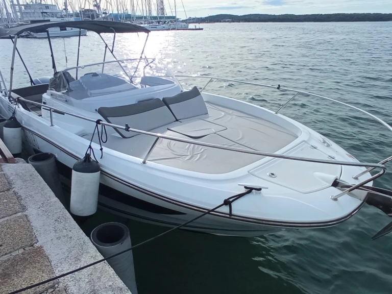 Alquiler de embarcaciones Jeanneau Cap Camarat 7.5 WA Serie 2 enPula en Samboat