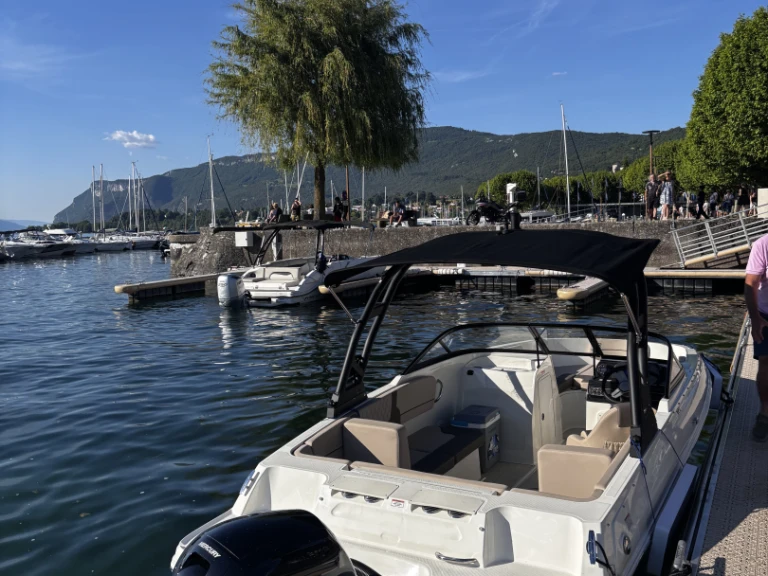 Bayliner VR4 de alquiler a Aix-les-Bains