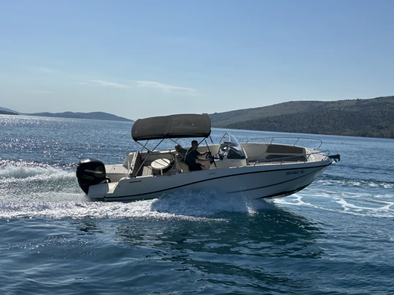 Quicksilver Activ 755 Open de alquiler a Trogir