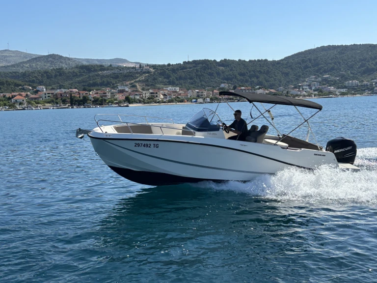 Alquiler de Quicksilver Activ 755 Open en Trogir