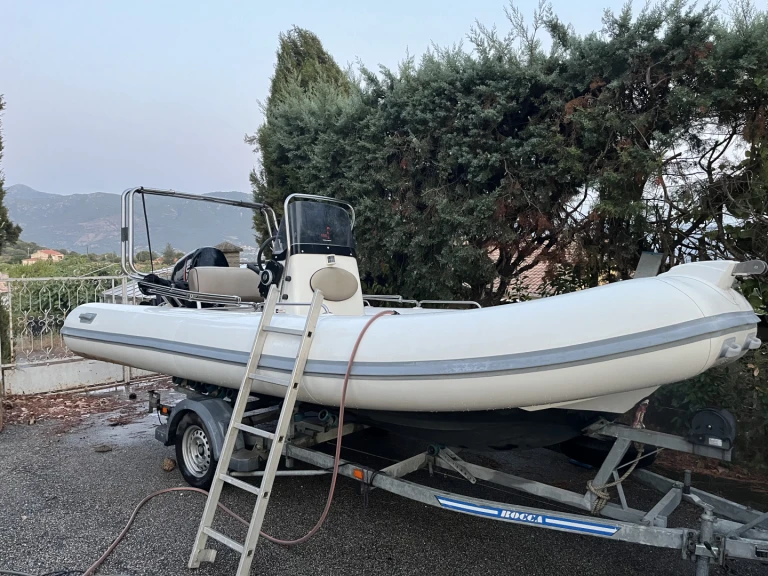 Zodiac Medline 540 de alquiler a Golfu di Lava