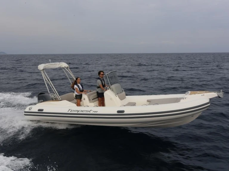 Alquiler de Capelli Tempest 700 Sun en Marine de Sant'Ambrogio