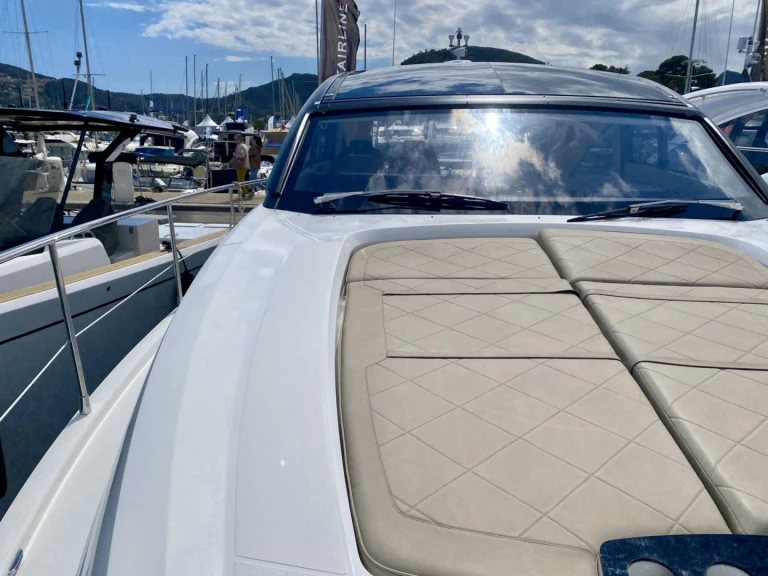 Alquiler de embarcaciones Fairline Fairline 50 enPort Grimaud en Samboat