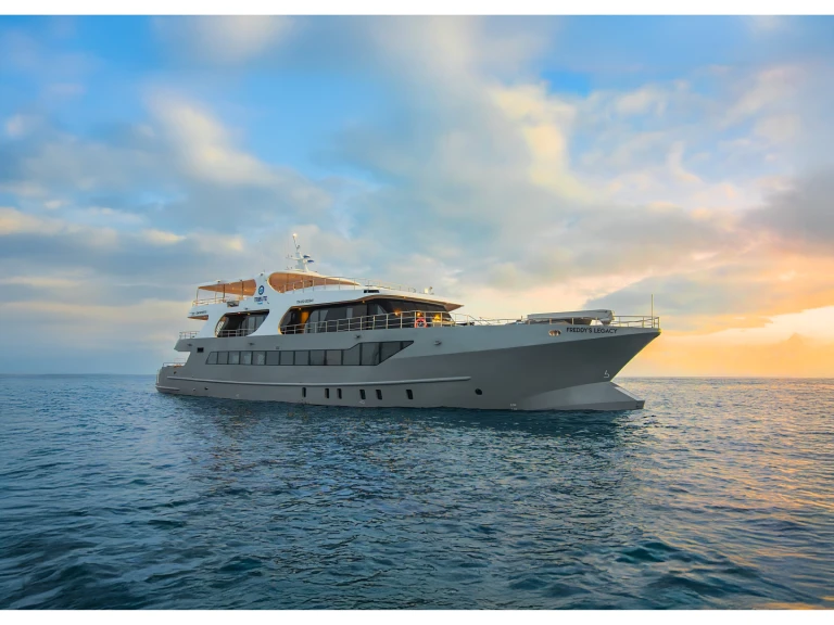 Alquiler de embarcaciones  Luxury Motor Yacht - Tribute enBaltra Island en Samboat