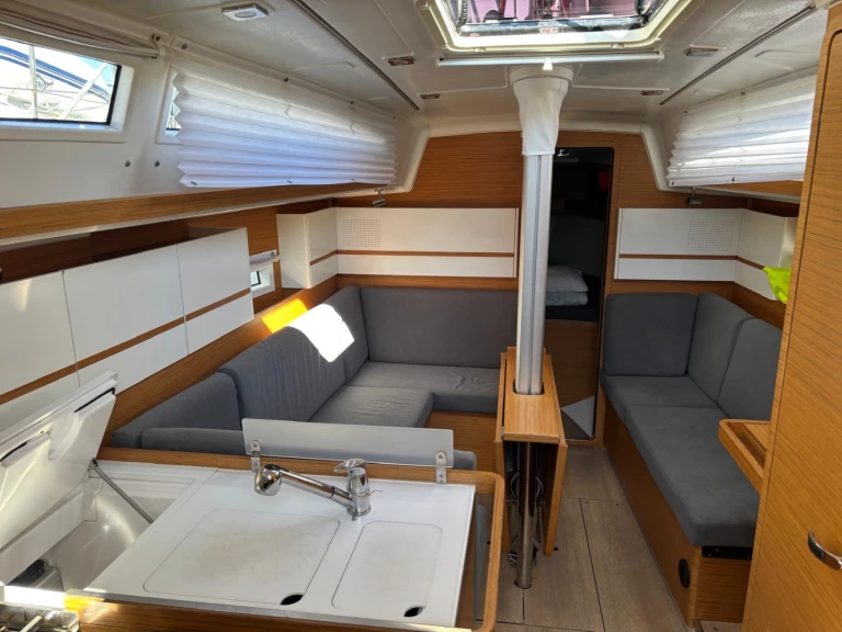 Alquiler de embarcaciones Elan E4 enPula en Samboat