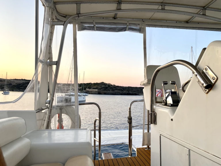 Alquiler de embarcaciones  Hatteras 50 Convertible enMonastiri Bay en Samboat