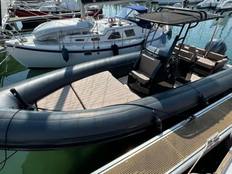 Alquiler de Neumática, con o sin patrón Sea Water Grand Piquey