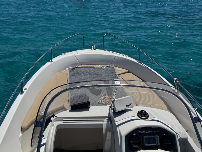 Alquiler de embarcaciones Jeanneau CAP CAMARAT 6,5 CC Style enCannes en Samboat