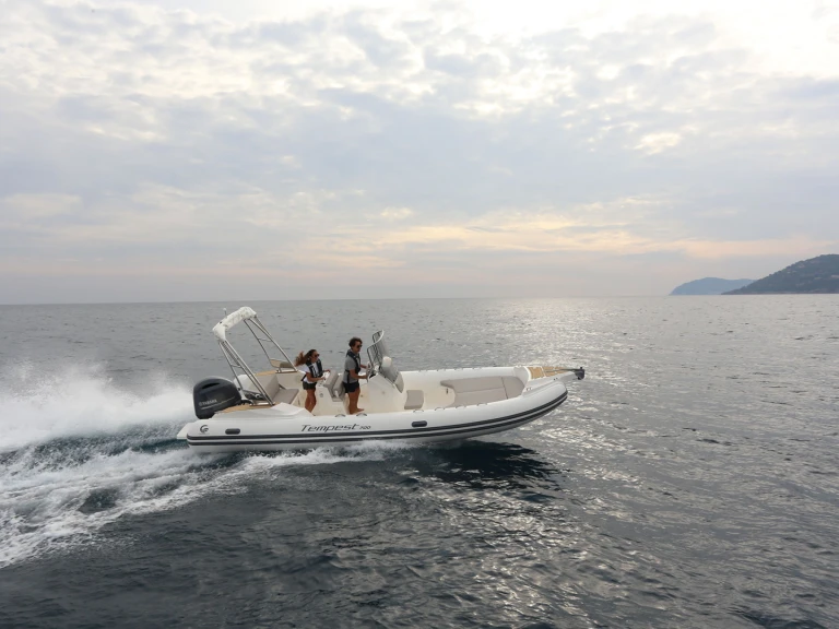 Capelli Tempest 700 Open de alquiler a Le Lavandou