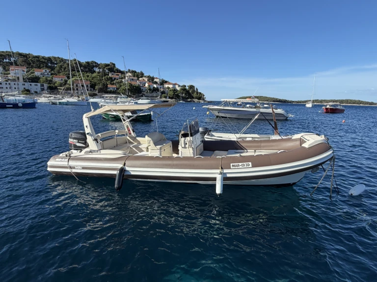 Alquiler de embarcaciones Marco Twentythree power  enHvar en Samboat
