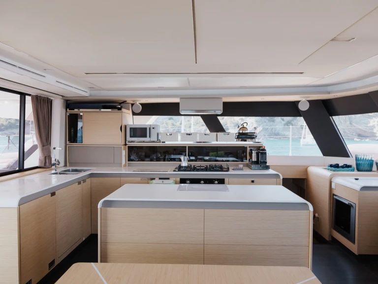 Alquiler de Catamarán, con o sin patrón Fountaine Pajot Cannigione