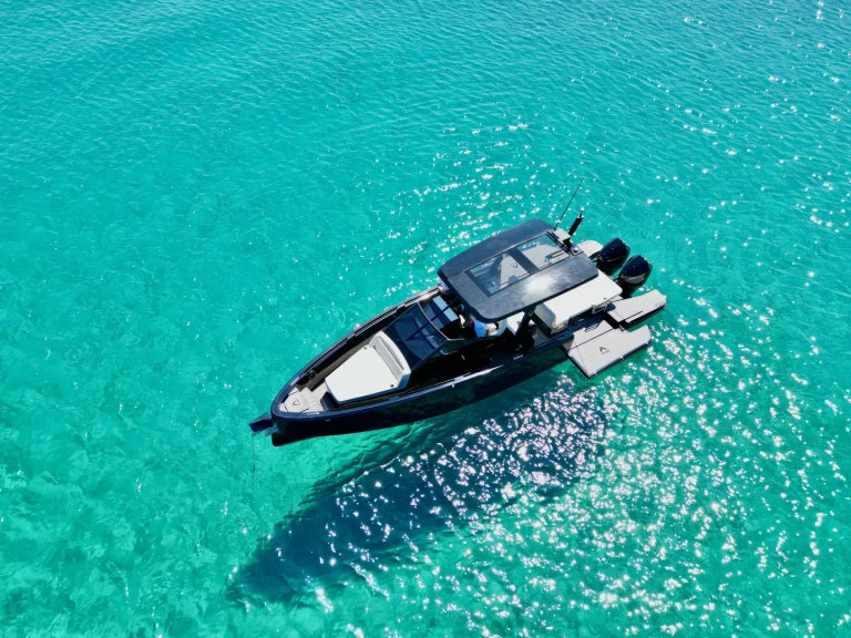 Alquiler de  Virtue V10 Top en Olbia