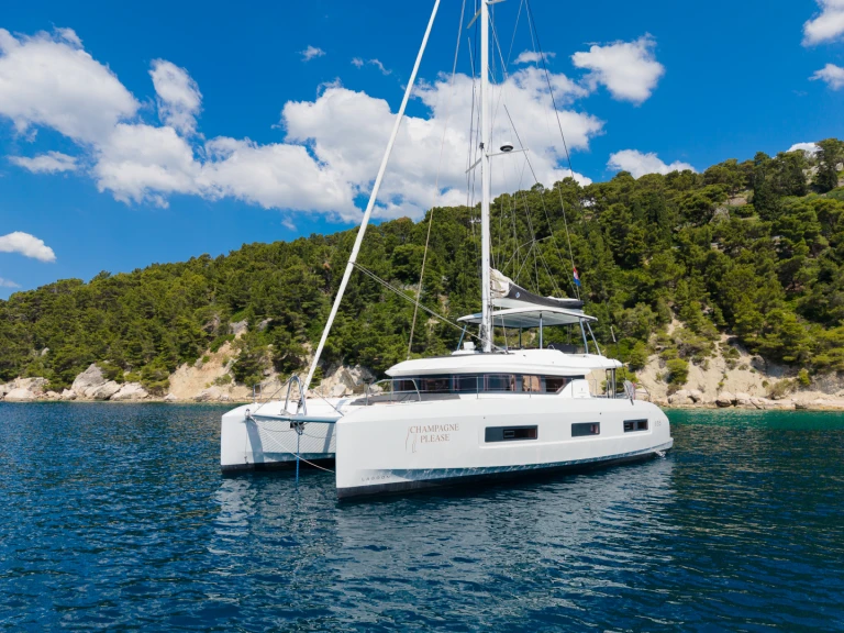 Catamarán para alquilar Kaštel Gomilica al mejor precio