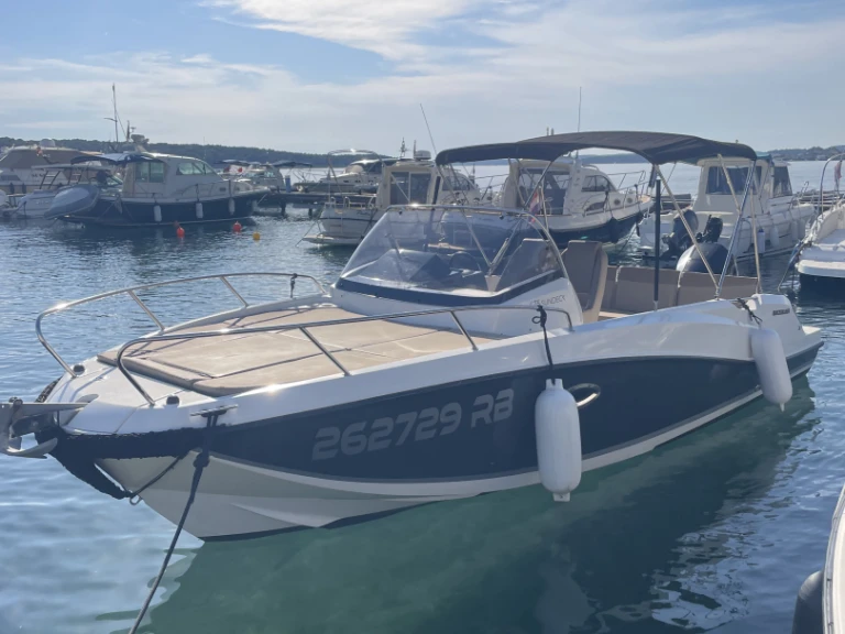 Quicksilver Activ 675 Sundeck de alquiler a Rab