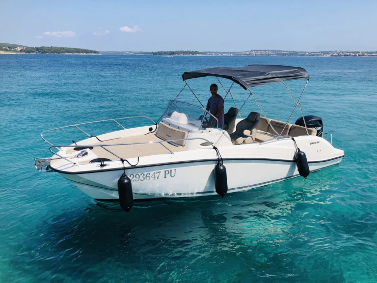 Alquiler de barcos Medulin barato de Activ 675 Sundeck