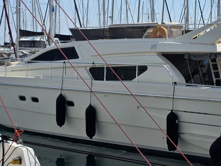 Alquiler de Yate de lujo, con o sin patrón Ferretti Port Lindos