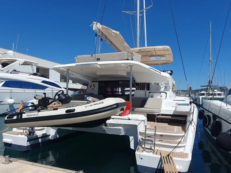 Alquiler de Fountaine Pajot Fountaine Pajot FP 44 Quatuor - 4 + 2 cab. en Seget Donji