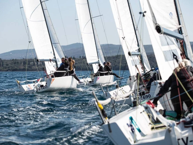 Alquiler de embarcaciones JBoats J 70 enTivat en Samboat
