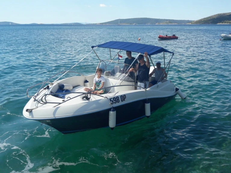 Alquiler de embarcaciones Quicksilver Quicksilver 635 Commander enSplit en Samboat
