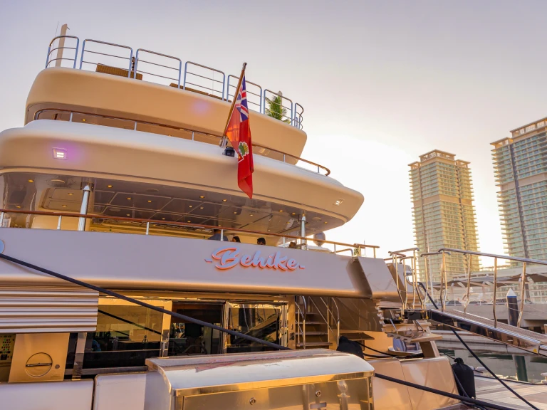 Alquiler de barcos Dubai Marina barato de Luxury Motor Yacht B