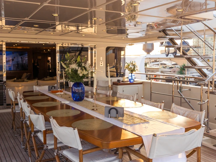 Alquiler de barcos Dubai Marina barato de Luxury Motor Yacht B