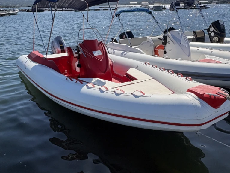 Alquiler de embarcaciones Magnus 6.20 enPorto Rotondo en Samboat