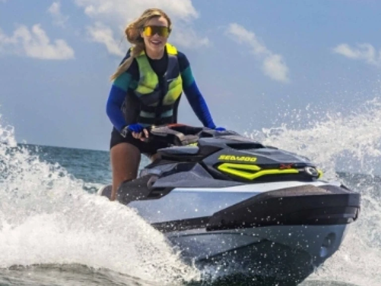 Alquiler de barcos Capri barato de RXT-X RS 325