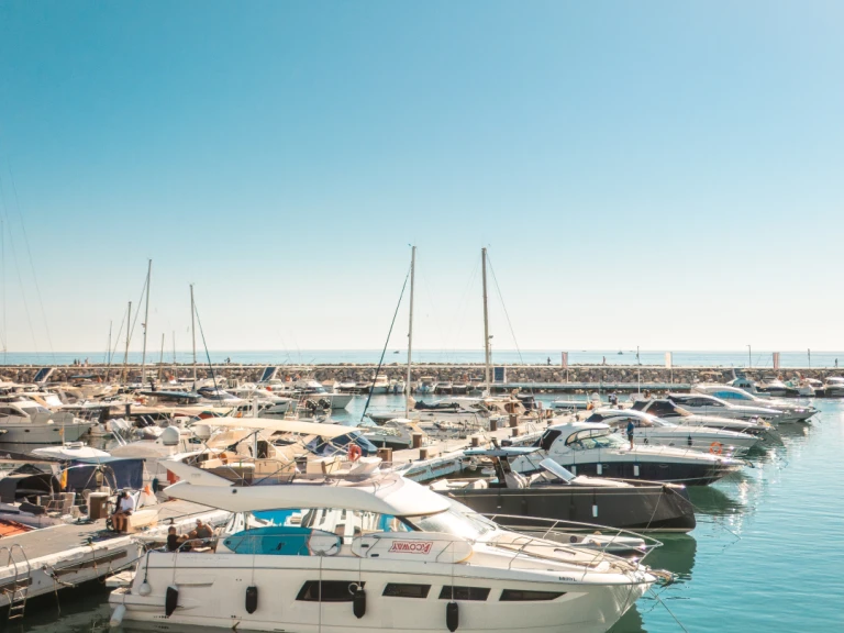 Lancha para alquilar Puerto Deportivo de Lujo en Marbella al mejor precio